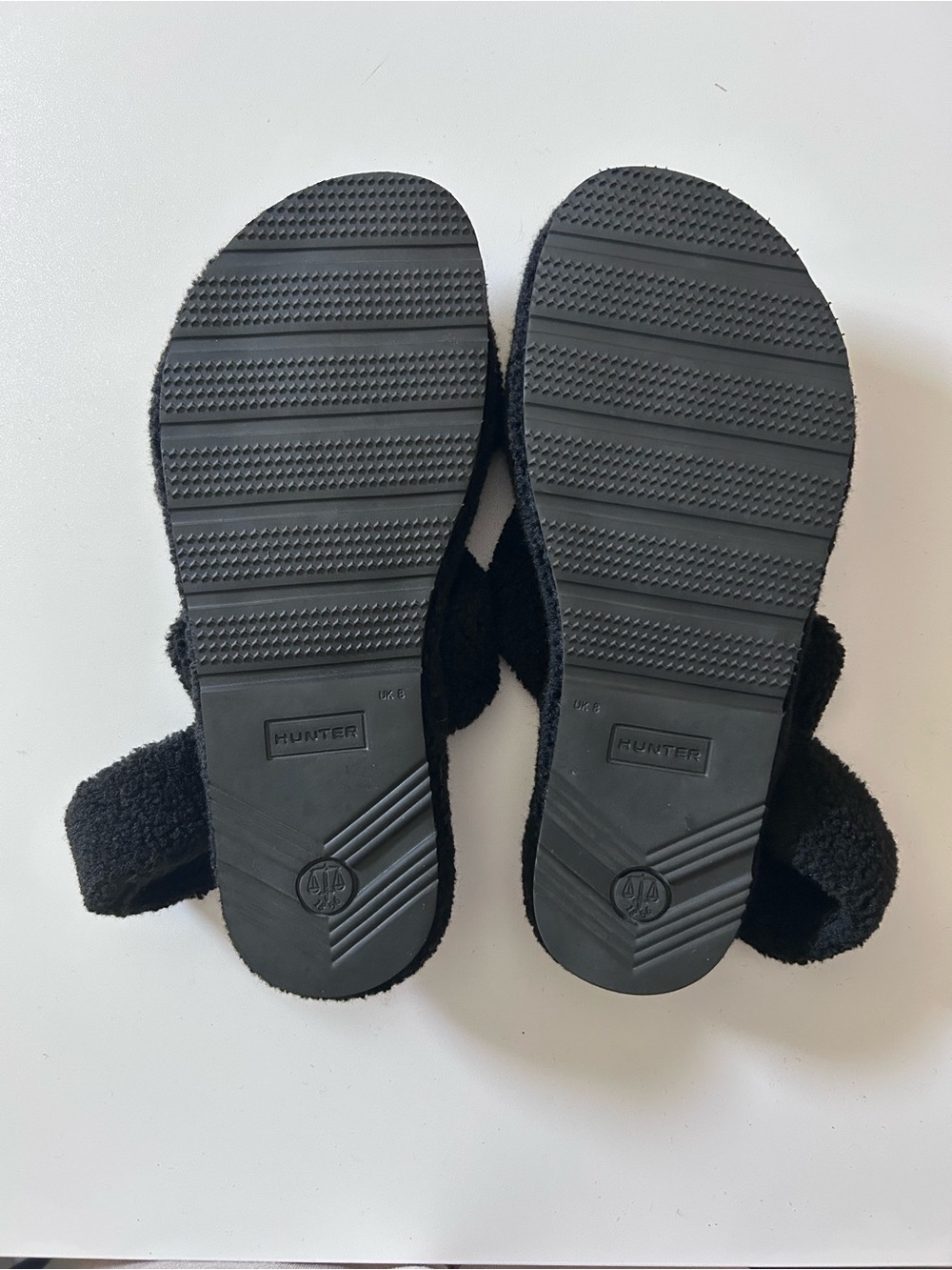 HUNTER - Black Fuzzy Strap Sandals - Size 10 - Picture 2 of 9